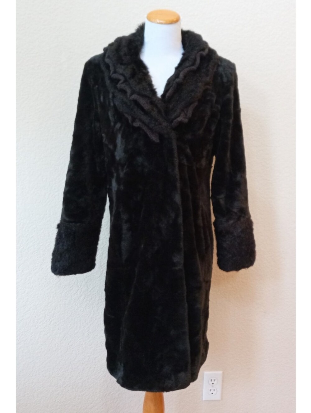 Pamela McCoy luxurioublack faux fur coat